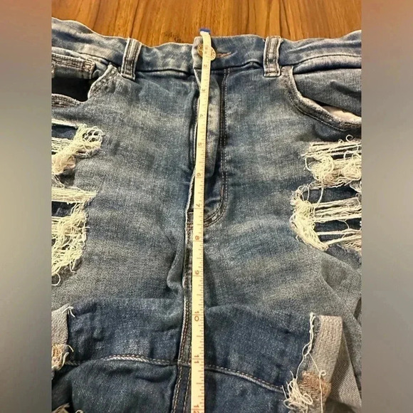 AMERICAN EAGLE Women’s Distressed Stretchy Curvy Hi-Rise Shortie Shorts Size 8 - Picture 10 of 14